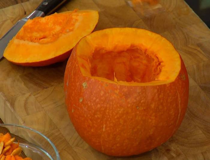 Тыква, фаршированная рисом и сухофруктами
