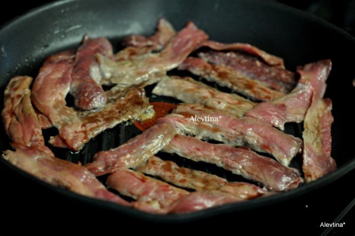 Салат с говядиной и соусом из каперсов