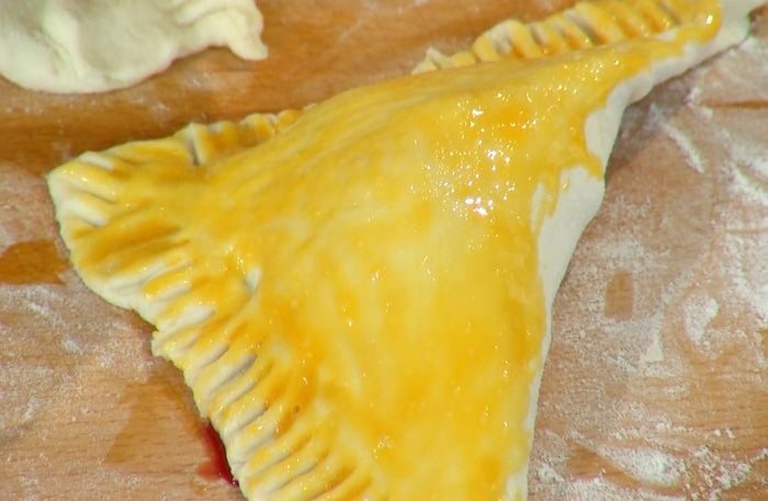 Слойки с вишней и белым шоколадом 