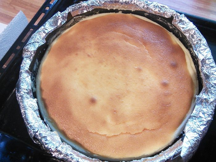 Кремовый чизкейк с клубничным соусом