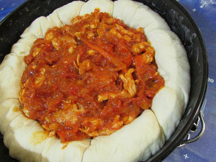 Открытый пирог с сыром и курицей