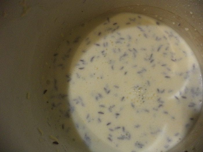 Луковый пирог с сыром и вином