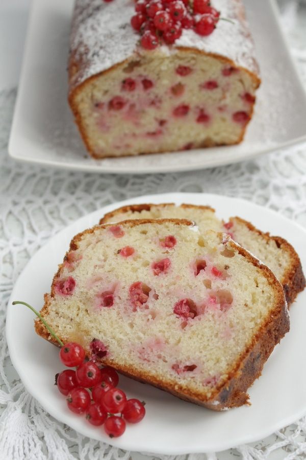 Кекс с марципаном и красной смородиной