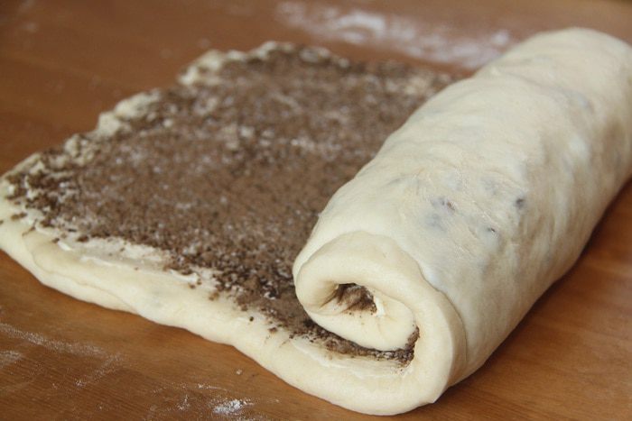 Хлебный завиток с корицей и изюмом