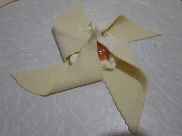 Конверты из слоеного теста с творогом и джемом