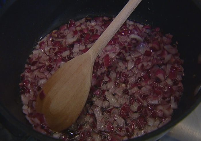 Перец, фаршированный мясом и красным рисом