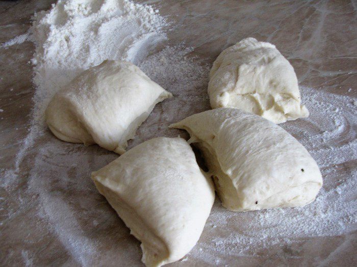 Кальцоне с цукини, оливками и моцареллой