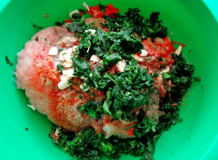 Мясные шарики со шпинатом в слоеном тесте с фаршированными шампиньонами