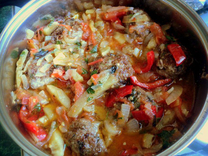 Фрикадельки с базиликом и овощами