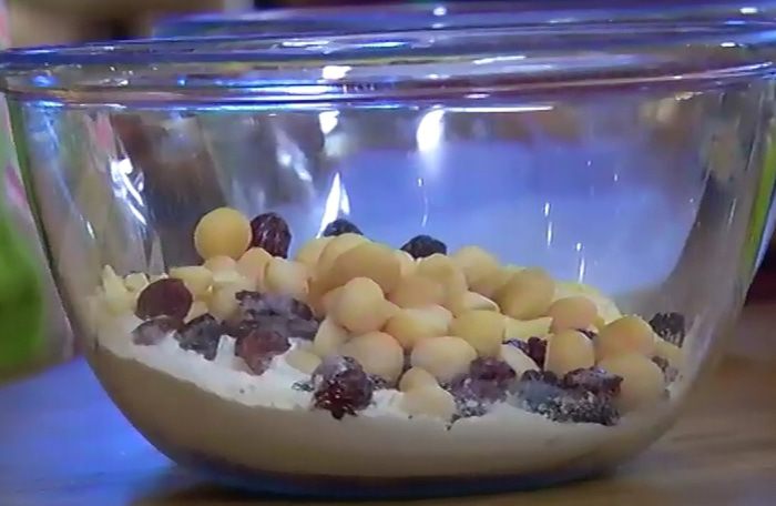 Маффины с белым шоколадом, макадамией и вишней 