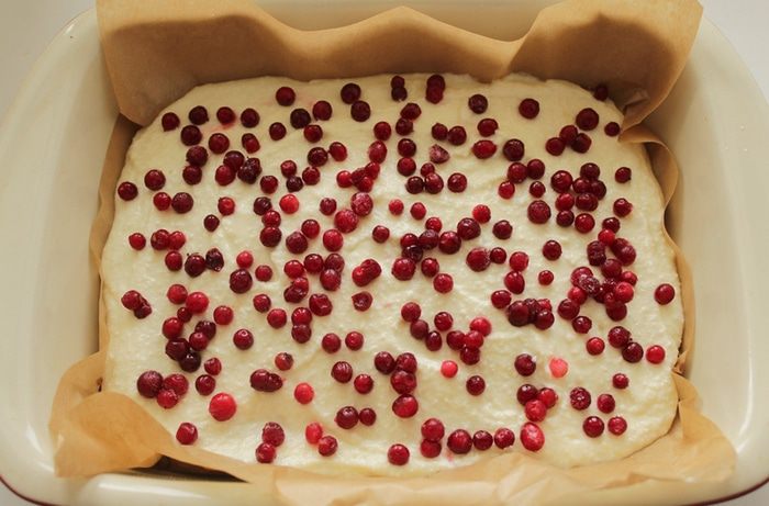 Бруснично-творожный пирог с двумя видами шоколада