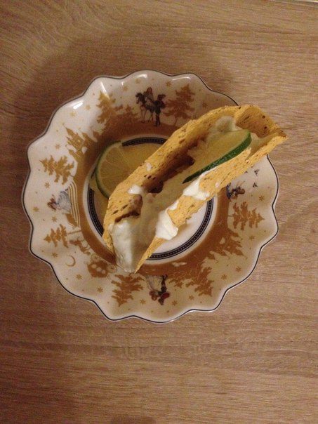 Кусочки курицы в индийской лепешке с манго и лаймовой заправкой