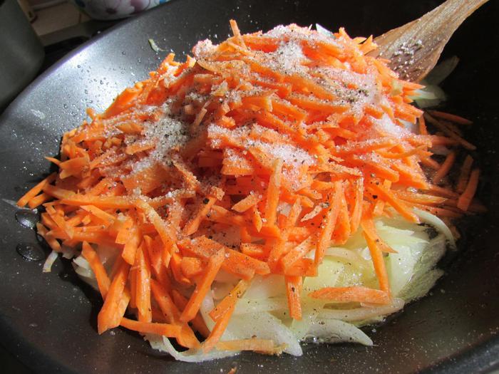 Паштет из куриных желудков с морковью и луком