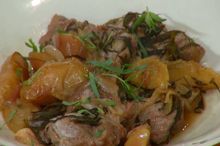Свинина с яблоками, шалотом и тархуном