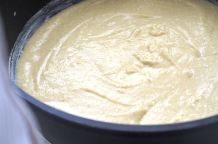 Шарлотка на манке с карамельным черносливом 