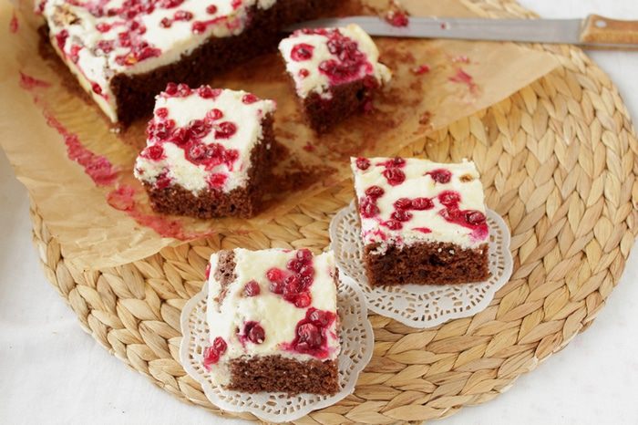 Бруснично-творожный пирог с двумя видами шоколада