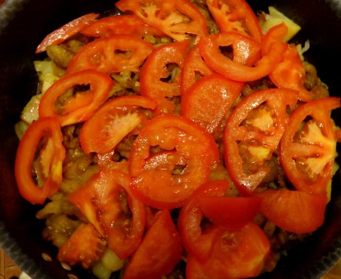 Филе лосося, запеченое с овощами и грибами