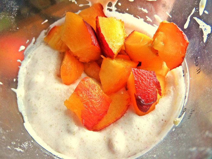 Нежное пирожное с персиками