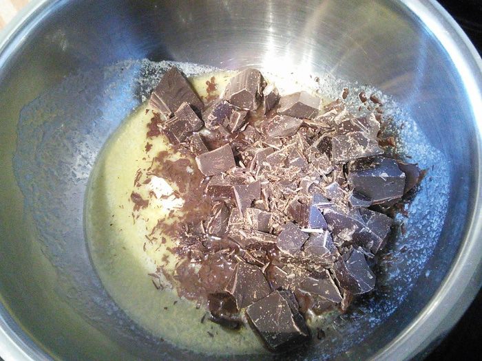 Шоколадные маффины под сливочной шапочкой
