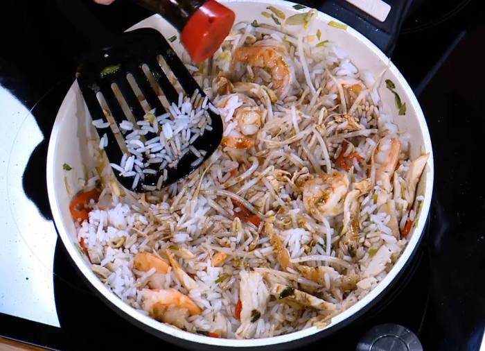 Жареный рис с креветками и курицей, заправленный по-восточному 