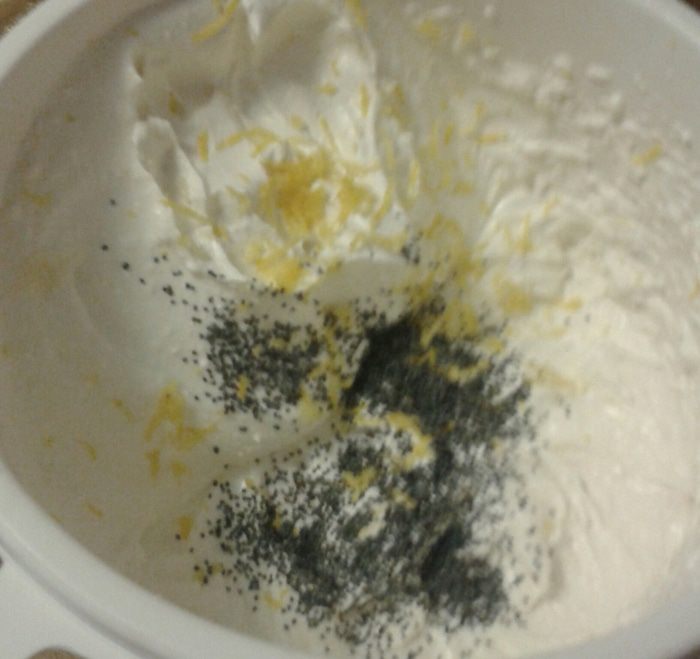 Творожная масса с лимоном и маком