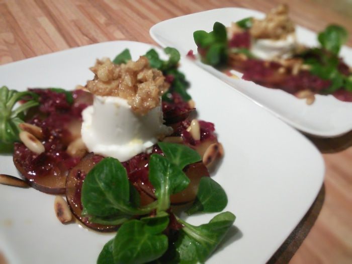 Козий сыр, запечённый под ореховой корочкой на сливовом карпаччо 