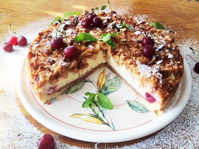 Сметанный пирог с маком и вишней