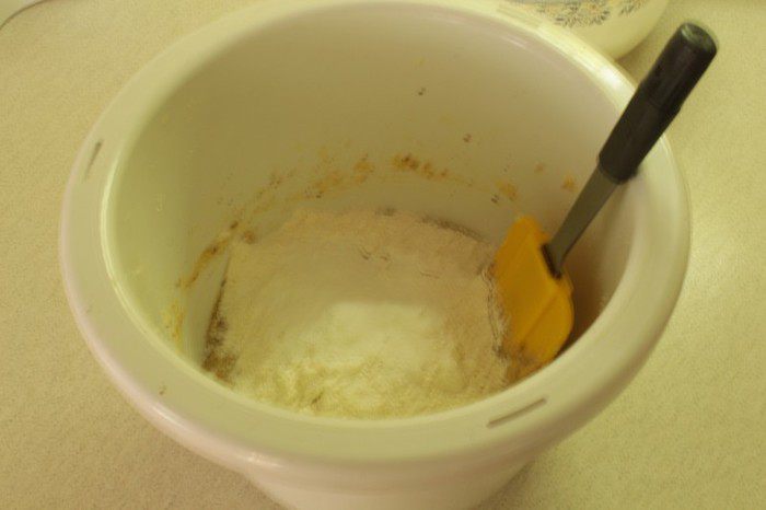 Шоколадный торт с манго, маскарпоне и орехами