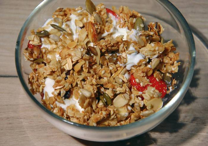 Гранола из семечек с клубникой и йогуртом 