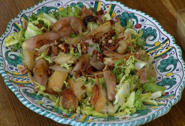 Лионский салат с карамелизированным луком и орехами