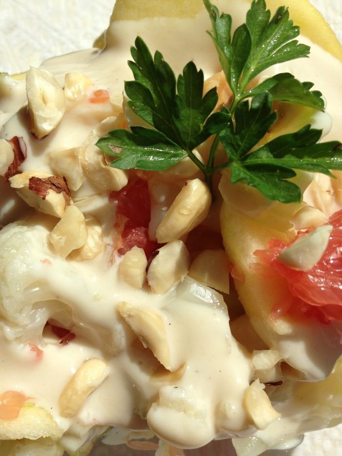 Салат с цветной капустой, грейпфрутом и фундуком