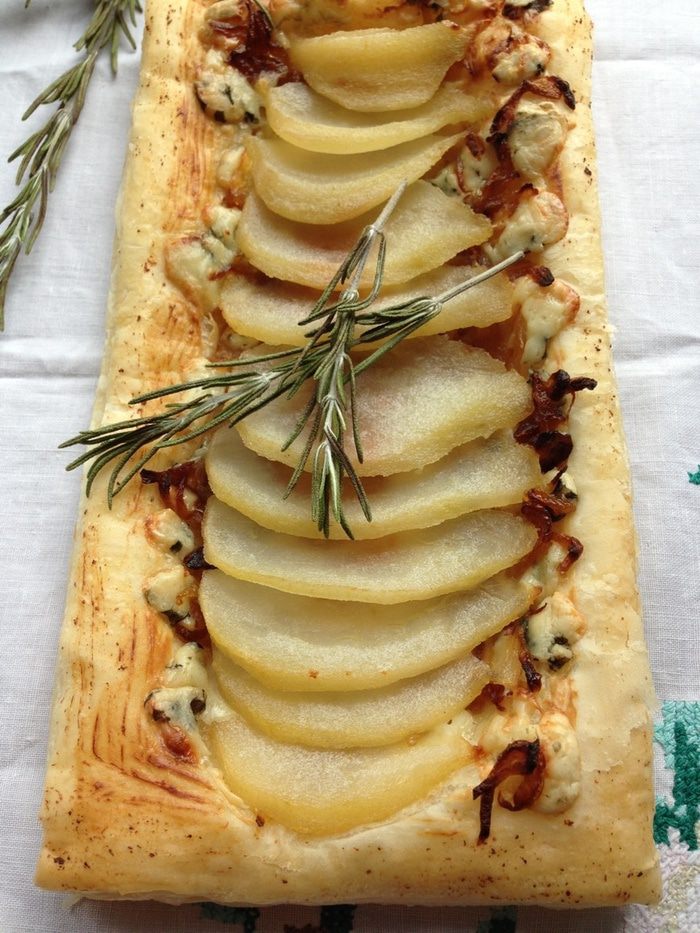 Пироги с грушей-пашот, карамелизированным луком и голубым сыром