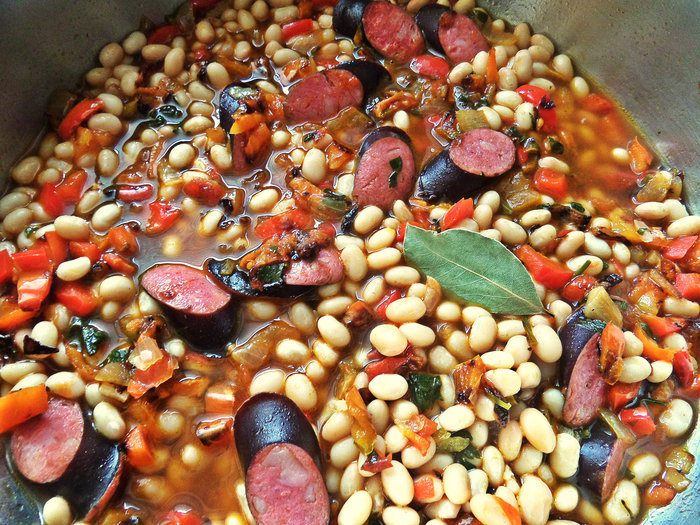 Фасоль с овощами и колбасками
