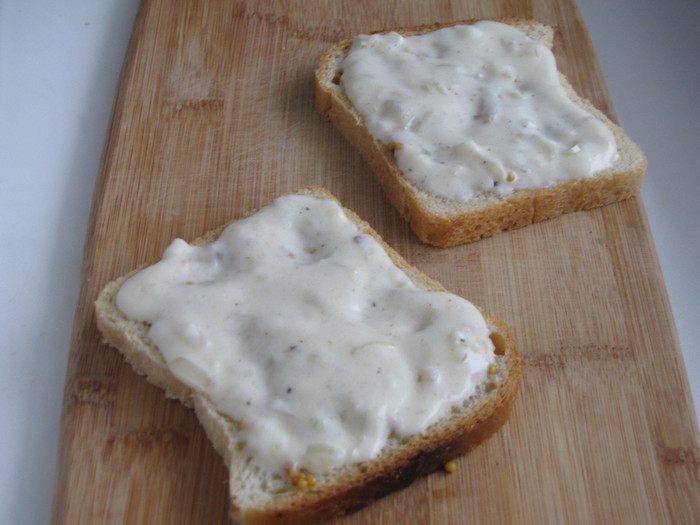 Тосты с сырным соусом и помидорами черри