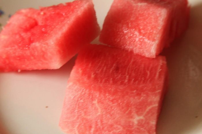 Летний салат с жареным арбузом и брынзой
