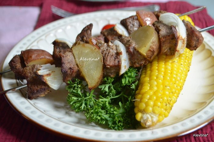 Перуанский говяжий кебаб с кукурузой