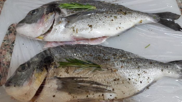 Морской лещ, запеченный с розмарином, лимоном и имбирем