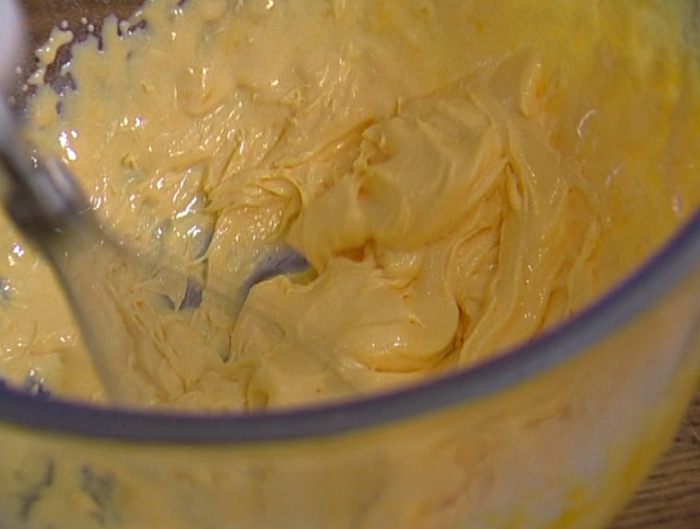 Мороженое из козьего йогурта с ягодным соусом