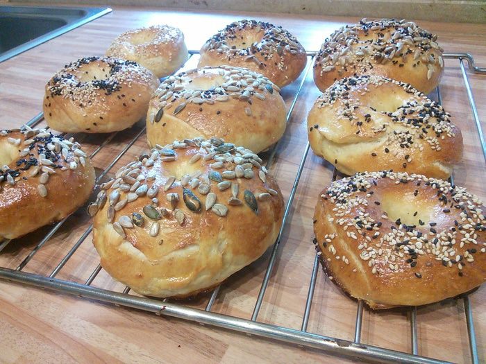 Бублики с яйцами, авокадо  и соусом «карри»