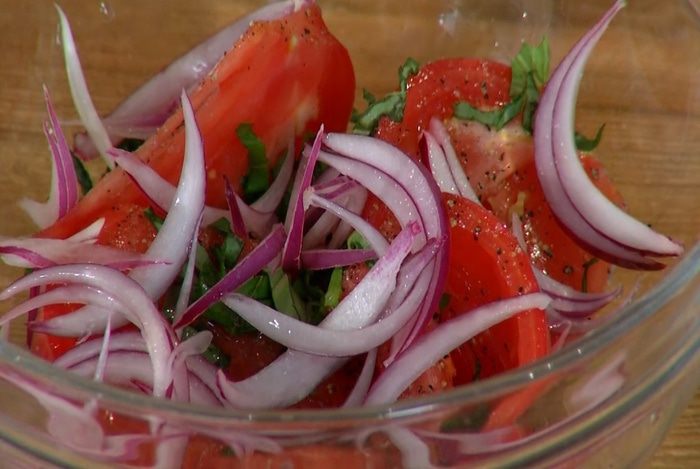 Хрустящие драники с помидорами и маринованным луком 