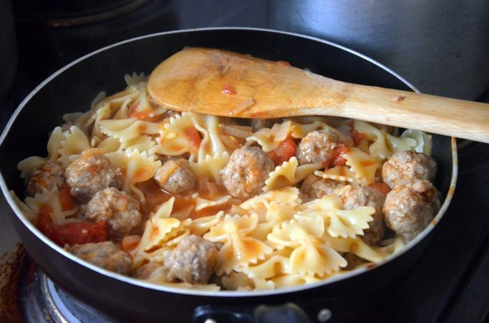 Фарфалле с рагу из фрикаделек