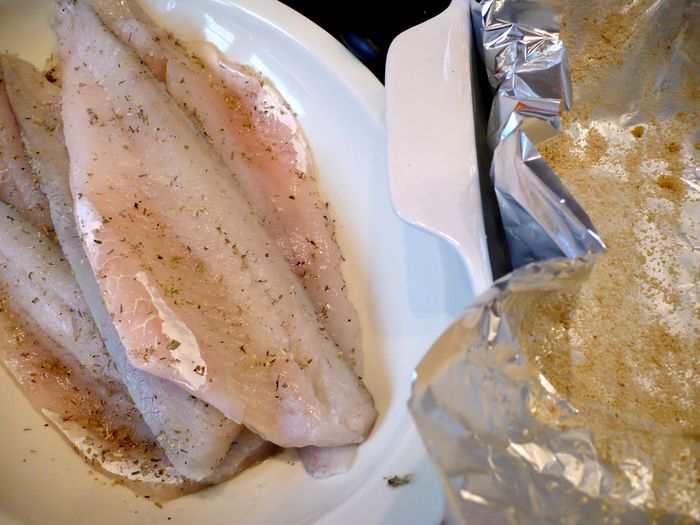 Рыбка, запеченная в томатном соусе с маслинами и каперсами