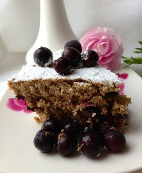 Постный овсяный пирог с халвой и черной смородиной