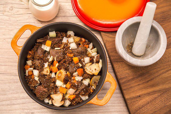 Говядина, тушёная с овощами в хлебном соусе