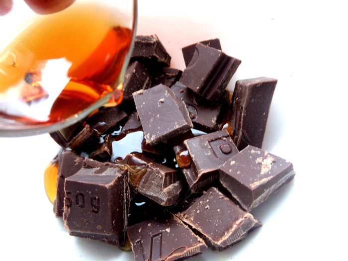 Шоколадные пирожные с фруктами