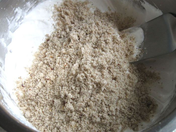 Вестфальский ореховый торт-парфе с соусом из черники