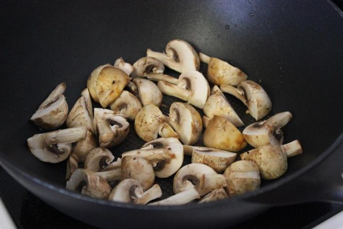 Капеллини с морским коктейлем и шампиньонами