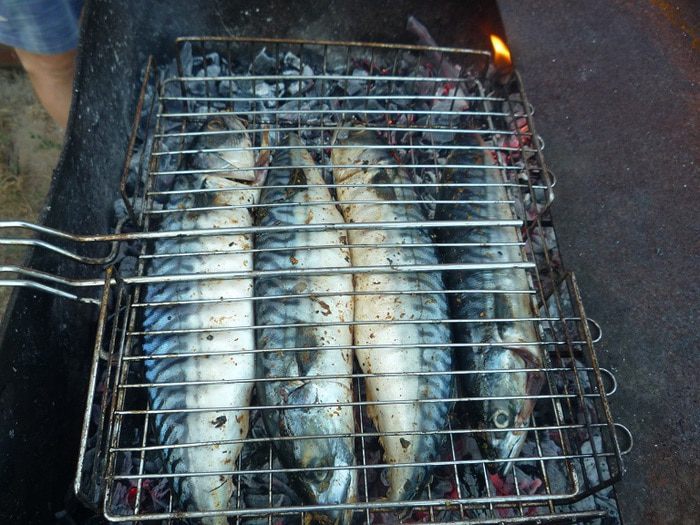 Скумбрия на гриле по-домашнему с базиликом и лимоном