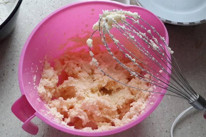 Коньячный кулич с изюмом, цукатами и орехами