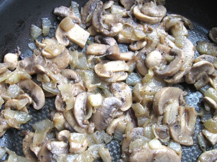 Пирог из заварного теста с грибами